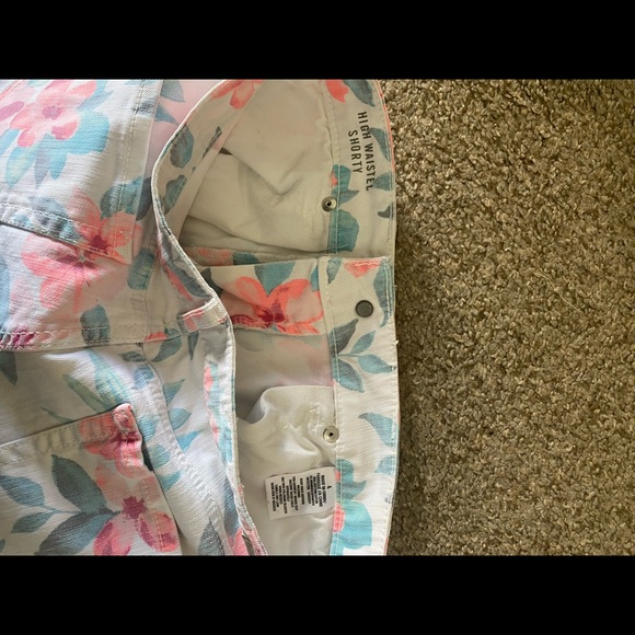 Very cute flower jean shorts - Picture 3 of 4